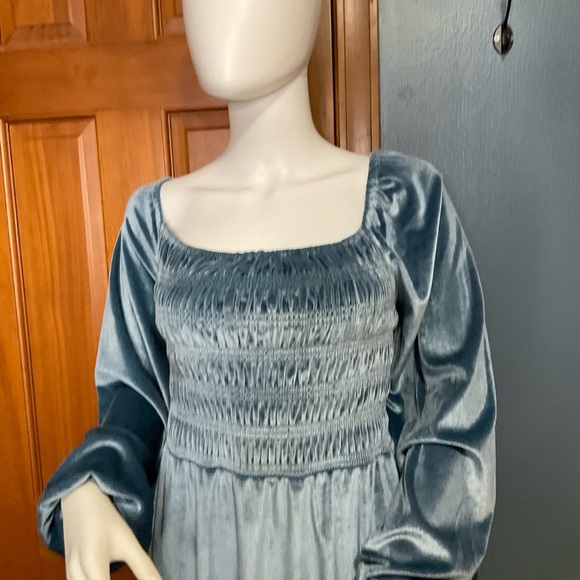 Lauren Conrad NWT’s Velvet Feel Blue Party Dress Long Sleeve Ruffle Hem Sz Large - Picture 4 of 15